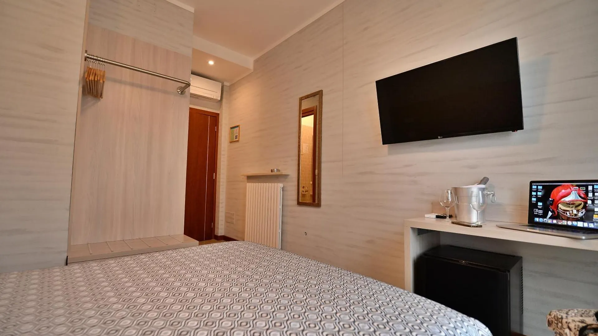 Hotel Fiordaliso Sirmione 2*,  Italy